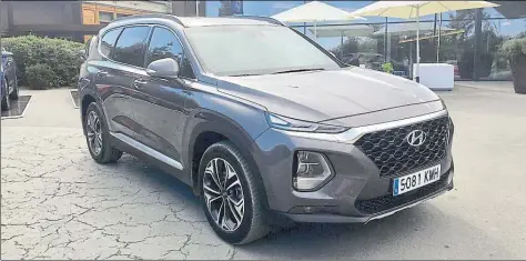  ?? BILD: HYUNDAI ?? In der Mittelklas­se tritt der Santa Fe zum Beispiel gegen den VW Tiguan Allspace und den Skoda >odiaq an.