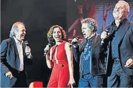  ??  ?? Amigos de gira. Los cuatro artistas desembarca­n en el Orfeo.