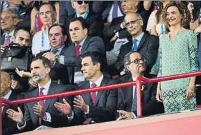  ?? FOTOS: M. MONTILLA/EFE ?? Mireia Belmonte, a la izquierda, ejerció de abanderada española en el Nou Estadi. Arriba, Felipe VI, Pedro Sánchez y Quim Torra, juntos en el palco. A la derecga, el ‘Impluvium’ que tuvo un papel central en la ceremonia. Y abajo, un detalle de la...