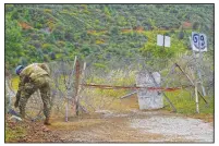  ??  ?? A U.N. peacekeepe­r removes the barbed wire around Varisia.