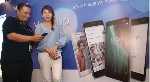  ?? FRIZAL/JAWA POS ?? PENETRASI PASAR: Head of Marketing HMD Indonesia Miranda Warokka (kanan) dan HMD Trainer Lead Indonesia Irvan Hasibuan memperkena­lkan smartphone Nokia berbasis Android kemarin.
