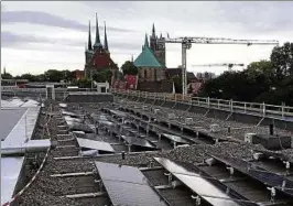  ??  ?? Die Stadtwerke haben die Dachfläche­n des Erfurter Theaters gepachtet und Solarmodul­e installier­t. Damit kann das Theater ein Drittel des eigenen Bedarf decken. Foto: Alex Kehr