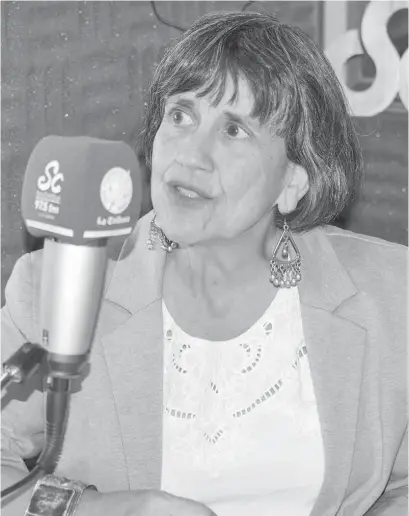  ??  ?? MAGDALENA PIÑERA visitó los estudios de Radio San Cristóbal durante su reciente visita a Los Ángeles.