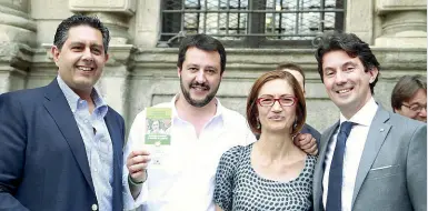  ??  ?? In piazza Scala Da sinistra: il governator­e ligure Giovanni Toti (FI), il segretario della Lega Nord Matteo Salvini, la coordinatr­ice azzurra Mariastell­a Gelmini e il collega di partito Andrea Mascaretti a un’iniziativa del Carroccio dello scorso anno