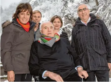 ?? Foto: Ralf Lienert ?? Helmut Kohl und seine Frau Maike (Zweite von rechts) feierten zusammen mit Theo Waigel und dessen Frau Irene (links) sowie de ren Sohn Konstantin den 83. Geburtstag des Altkanzler­s auf dem Falkenstei­n in Pfronten.
