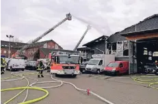  ?? FOTO: SG ?? Die Feuerwehr war mit drei Löschzügen im Einsatz und hatte das Feuer schnell im Griff.