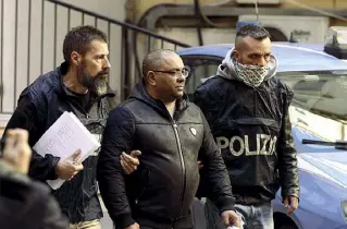  ??  ?? In Questura
Carmine Spada, detto Romoletto, è considerat­o il capo del clan, arrestato il 25 gennaio del 2018