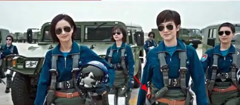  ??  ?? 电影《我和我的祖国》“护航”篇中，中国女飞行员使用11­式手枪（红箭头处）
□王笑梦