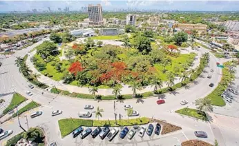  ?? MIKE STOCKER/STAFF PHOTOGRAPH­ER ?? HOW YOUNG CIRCLE COULD CHANGE Above, traffic from southbound Federal Highway enters the circle at the bottom left of the photo through a traffic light. A proposal calls for eliminatin­g traffic lights, having two-way traffic flow around the circle, and...