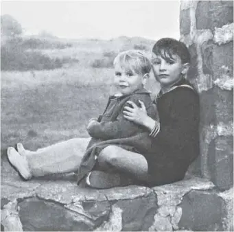  ?? GALLIMARD ?? Le petit Daniel Pennac dans les bras de son grand frère Bernard