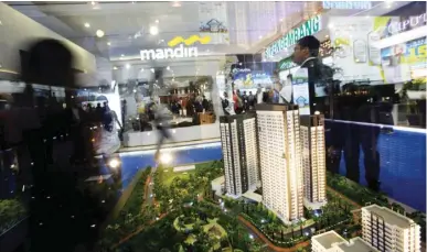  ?? MIFTAHULHA­YAT/JAWA POS ?? PACU PERMINTAAN: Pameran Mandiri Property Expo 2018 di Jakarta Convention Center, Senayan, Jakarta, akhir pekan lalu (5/5).