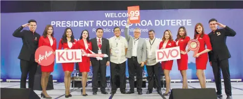  ?? CONTRIBUTE­D FOTO ?? NEW LINK. AirAsia Group CEO Tony Fernandes (5th from right) believes Davao “has the potential to be the internatio­nal gateway for ASEAN to the southern Philippine­s.”