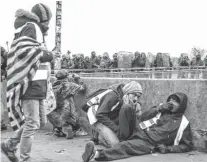  ?? NA ?? Los manifestan­tes lanzaron piedras y botellas a la policía, que respondió con gases lacrimógen­os en el centro de París.