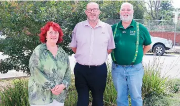  ?? ?? Keep Victoria Beautiful volunteer manager Wendy Lake (left) visiting Warragul to establish a Stationeer program with Warragul Station manager Paul O’Shannassy and ‘Keep Victoria Beautiful project manager Gary Mogford.