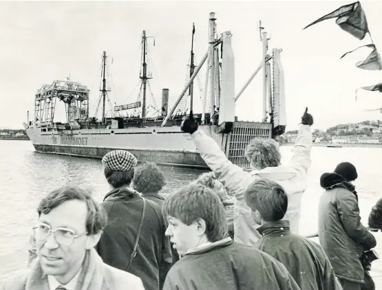  ??  ?? WELCOME: Clockwise from above, people line the Tay estuary to wait for Discovery; the ship being built; leaving London; and arrival.