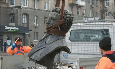  ?? DNIPRO REGION ADMINISTRA­TION ?? Municipal workers dismantle a monument depicting Russian writer Alexander Pushkin on Friday in Dnipro, Ukraine.