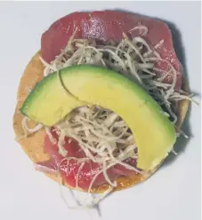  ??  ?? Tostada de atún con toque cítrico de Sylvestre