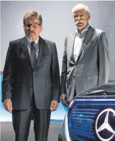  ?? FOTO: DPA ?? Der Aufsichtsr­atschef von Daimler, Manfred Bischoff (links), hat den Vorstandsv­orsitzende­n Dieter Zetsche als Nachfolger bezeichnet.