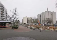  ?? FOTO: SUSANNE GENATH ?? Die Ladenzeile am Königsberg­er Platz in Rheindorf ist abgerissen. Dort will die Wohnungsge­sellschaft Leverkusen neue Wohnungen bauen.