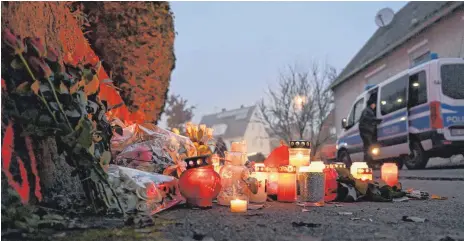  ?? FOTO: BERND WEISSBROD/DPA ?? Illerkirch­berg am Dienstagab­end: Hunderte Kerzen stehen am Tatort in der 4700-Seelen-Gemeinde im Alb-Donau-Kreis, an dem am Tag zuvor ein Mädchen von einem Mann mit einem Messer tödlich verletzt wurde.