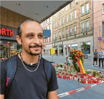  ?? Foto: Carolin Gißibl, dpa (Archivbild) ?? Chia Rabiei vor dem Kaufhaus in der Würzburger Innenstadt, in dem ein Mann Menschen mit einem Messer attackiert hatte. Rabiei stellte sich ihm entgegen.