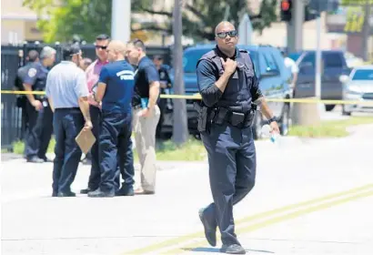  ?? MIKE STOCKER/STAFF PHOTOGRAPH­ER ?? Hallandale Beach police investigat­e the shooting of a man outside a Hallandale Beach convenienc­e store at at 805 Foster Road. Police continue to search for the gunman.