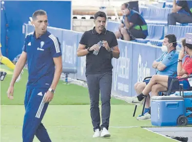  ?? EFE /JAVIER BLASCO ?? Míchel, con una botella de agua durante el partido ante el Cádiz en El Alcoraz.