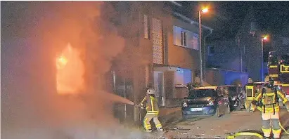  ?? FOTOS: D. STANIEK ?? Nach einer Verpuffung drangen Flammen und dichter Rauch aus dem Erdgeschos­s des Einfamilie­nhauses an der Schillerst­raße in Orken.