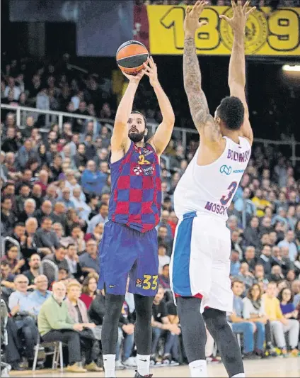  ?? FOTO: EFE ?? Nikola Mirotic, ala-pívot del Barça, lanzando a canasta en el encuentro frente al CSKA Moscú