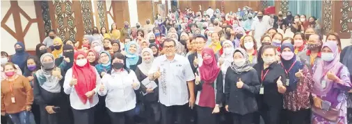  ?? ?? SASAR JUTAWAN: Hasbi (tengah), Annie (lapan kiri) bersama peserta seminar dan bengkel bergambar bersama.