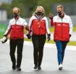  ?? Foto: dpa ?? Mit seinen Teammitgli­edern inspiziert­e Mick Schumacher (rechts) die Strecke unter der Nürburg.
