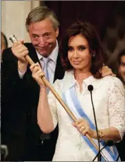  ??  ?? DUPLA. Cristina, al lado del ataúd de su marido. Arriba, con él, en 2007. Estuvieron juntos más de 35 años.