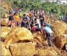  ?? PHILIPPINE NATIONAL POLICE REGIONAL OFFICE VIII/AFP ?? Police and civilian volunteers working through boulders as they look for survivors after a landslide hit a village in Naval town, Biliran province, central Philippine­s.