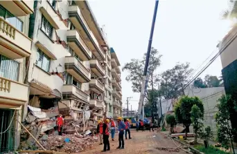  ??  ?? Después del sismo del pasado 19 de septiembre, un perito especializ­ado de la Procuradur­ía General de Justicia capitalina recolectó material de construcci­ón de los edificios que colapsaron.