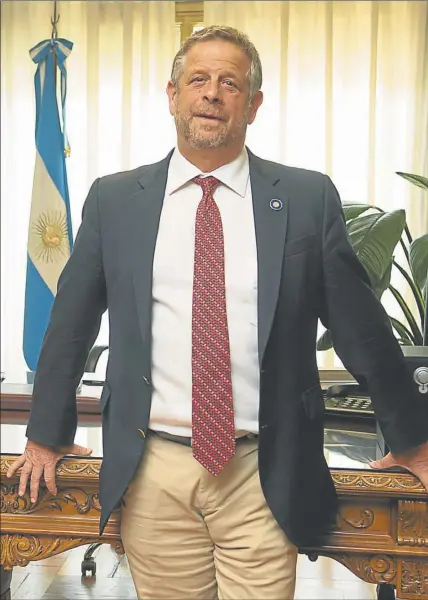  ?? NESTOR GRASSI ?? COMPROMISO. Rubinstein en su nuevo despacho, que tiene un cuadro de Quinquela Martín y una foto de Macri.