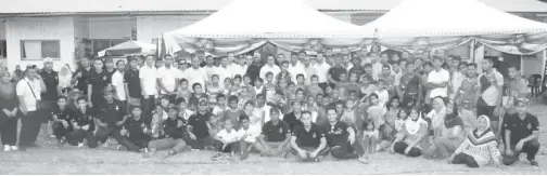  ??  ?? DOUGLAS bersama para pegawai dan anggotanya bergambar bersama-sama dengan masyarakat Pulau Bangi selepas program itu.