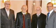  ?? Foto: Wolfgang Widemann ?? Ehrung: (von links) Leonhard Bayerle, Willibald Reicherzer und Werner Appl mit Bürgermeis­ter Martin Drexler.