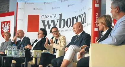  ??  ?? Wdyskusji o wykorzysta­niu potencjału Wisły panelistam­i byli (od lewej): Izabela Stelmańska, Michał Zaleski, Jacek Terebus, Aleksandra Dulkiewicz, Marek Bronkowski, Sylwia Mikołajcza­k i Dariusz Falana