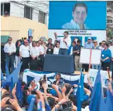  ??  ?? Una multitud de nacionalis­tas respaldó ayer al presidente Juan Orlando Hernández.