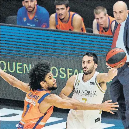  ?? FOTO: EFE ?? Facu Campazzo, dando un pase ante Labeyrie. El base argentino dio un gran impulso al Madrid en los instantes finales