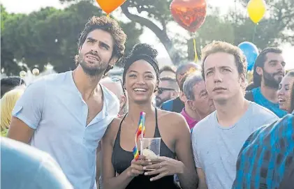  ?? NETFLIX ?? Trío. Juan Betancourt, Berta Vázquez y Vito Sanz, en el filme de Mateo Gil, guionista de “Abre los ojos”.