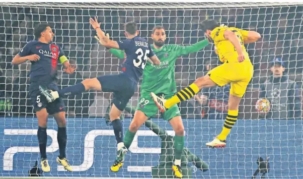  ?? FOTO: ROBERT MICHAEL/DPA ?? Kopfball ins Glück: Dortmunds Mats Hummels (r.) erzielt den Treffer zum 1:0 in Paris.