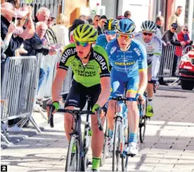  ??  ?? Las cumbres le esperan. Fernando Barceló dispone de un don para la escalada que ya está luciendo entre los profesiona­les.
No pasa desapercib­ido. El oscense ganó la montaña del Tour de Haut Varmatin, su cuarta carrera luciendo la equipación verde del...