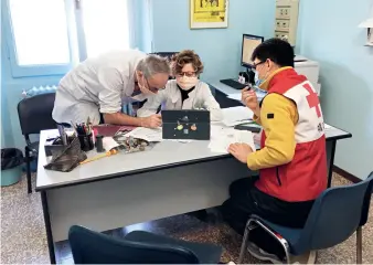  ??  ?? Le 21 mars 2020, à Pavie, un membre de l’équipe d’experts médicaux chinois de lutte contre les épidémies discute avec des médecins de l’hôpital de Pavie.