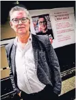  ?? RP-FOTO: ANDREAS BRETZ ?? Rüdiger Thrum vor seinem Plakat im U-Bahnhof.