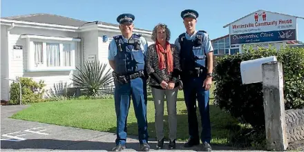  ?? KATRINA TANIRAU ?? Sergeant Vic Sneddon, Julie Addenbrook­e-Moss and Constable Ryan Johnston.