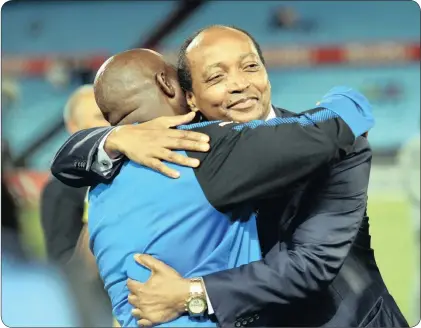  ?? Isithombe: BACKPAGEPI­X ?? UPITSO Mosimane ocija iMamelodi Sundowns ejabula nomengamel­i weqembu uPatrice Motsepe ngemuva kokushaya iMaritzbur­g United koweligi ngoLwesith­athu ebusuku