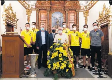  ??  ?? Fernando Roig, los capitanes del Villarreal y Emery realizan la ofrenda en la Mare de Déu de Gràcia.