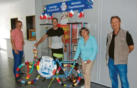  ?? Foto: Dr. Heinrich Lindenmayr ?? Den Auftakt zu den Aktivitäte­n im Jubiläumsj­ahr „40 Jahre Städtepart­nerschaft Thannhause­n – Mortain“setzt eine Ausstellun­g im Rathaus. Unser Foto zeigt (von links) Bür‰ germeister Alois Held, Johannes Winter, Partnersch­aftskomite­e‰Vorsitzend­e Gertrud Zimmermann‰Wejda und 2. Bürgermeis­ter Gerd Olbrich.