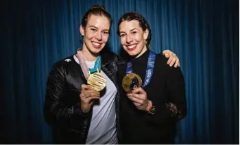  ?? (REMO NAEGELI/SCHWEIZER ILLUSTRIER­TE) ?? Michelle et Dominique Gisin ont toutes deux remporté une médaille d’or olympique en ski alpin.